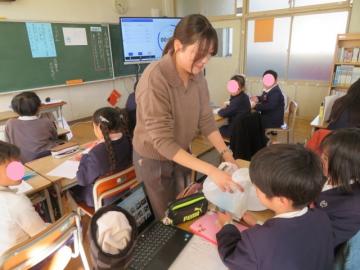 教室で国語で冬の詩のお題を決める3年生の様子