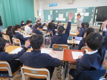 教室で算数で自分の意見を発表する4年生の様子