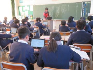 教室で国語でチャットをつかって意見交流する5年生の様子