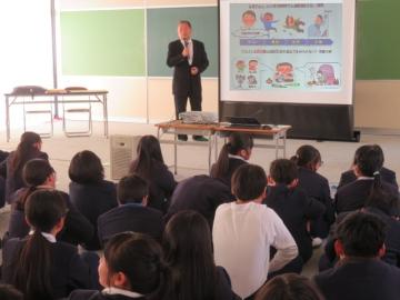 教室でたばこやお酒、薬物の恐ろしさについて学ぶ5年生と6年生の様子