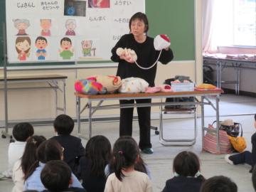 教室で赤ちゃんの誕生までについて話を聞く1年生と2年生の様子