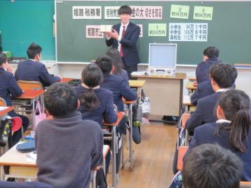 教室で社会科で税の働きについて学ぶ6年生の様子