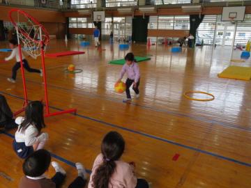 体育館で体育のサーキットトレーニングに取り組む1年生の様子