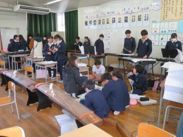 音楽室で合奏の練習をする6年生の様子