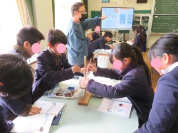 理科室でもののとけた液をろ過する5年生の様子