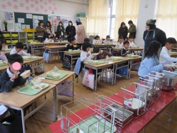教室でたくさんの方に参観いただいた1年生の給食の時間の児童たちの様子