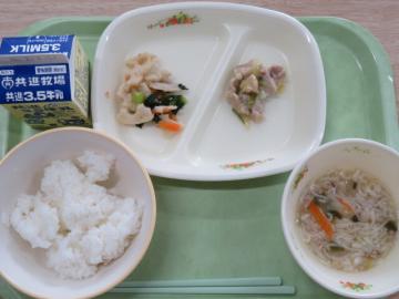 トレーに載せられた兵庫県の郷土料理こんだてによる給食の様子