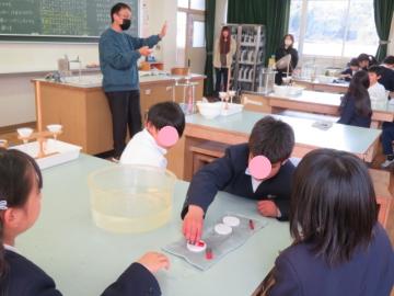 理科室で磁石のはたらきを調べる3年生の様子