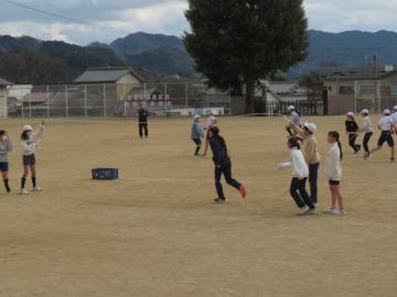 教室で体育の時間に運動場で長縄とびをする6年生の様子