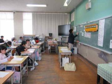 そろばんの説明を聞く様子
