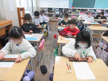 そろばんで計算する様子