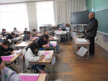 話を聞いてメモをとる様子