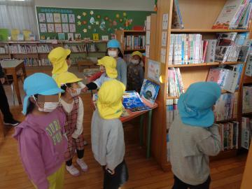 園児が図書室で本を選んでいる