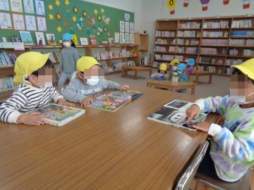 自分で選んだ本を椅子に座って見ている