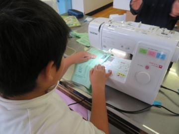 ミシンで練習布をぬう5年生の様子