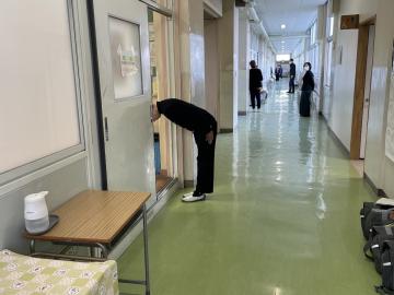 生徒が面接に使う教室に礼をして入るようす