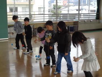 遊戯室で幼児がけん玉をしている様子
