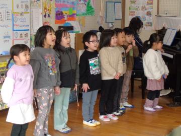 室内で幼児が歌を歌っている様子