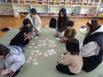 室内で親子でかるたとりをしている様子