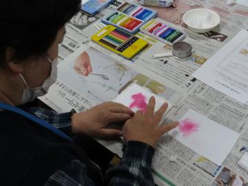 馬の型紙にパステルを塗る様子