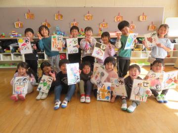 園児が自分たちでつくったかるたもっているところ