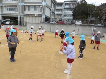 園児が小学生と交流している様子