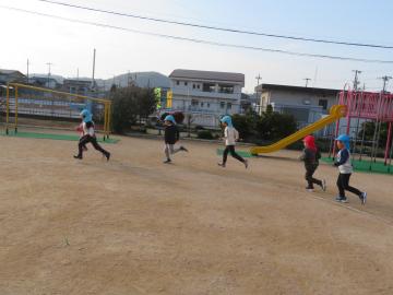 園児がマラソンをしている様子