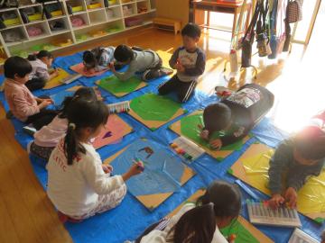 園児が手づくりたこをつくっている様子