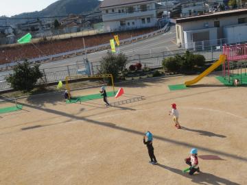 園児が凧揚げをしている様子