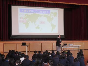 冬季オリンピックの開催地を説明する校長