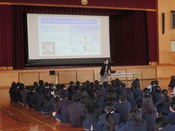 冬季オリンピックのマスコットを紹介する校長