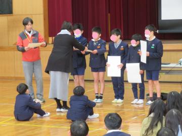 駅伝大会に出場した高学年男子チームの表彰伝達のようす