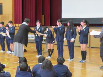 駅伝大会に出場した高学年女子チームの表彰伝達のようす