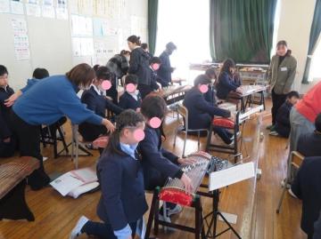 こと教室で練習曲に取り組む5年生