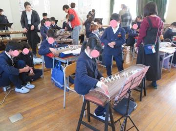 二人1組で箏の練習をする5年生