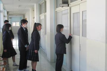 9年生が入室する際にノックをしている様子