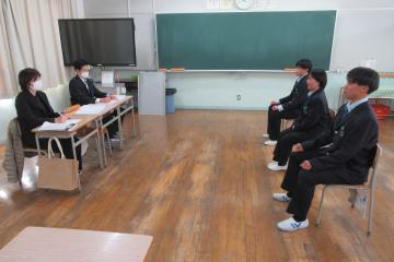 9年生が面接練習で質問に答えている様子