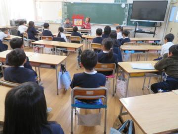 民話紙芝居をたのしむ1年生
