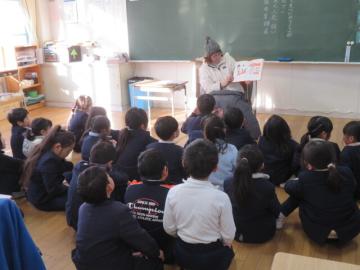 絵本の読み聞かせをたのしむ2年生