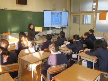 図書ボランティアによる読み聞かせを聞く3年生