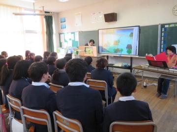 図書ボランティアによる読み聞かせを聞く5年生