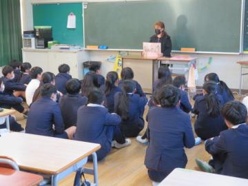 図書ボランティアによる読み聞かせを聞く6年生