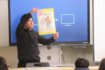 講師の方がポスターを使って説明している様子