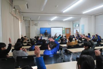 1年生が講師の質問に挙手をして反応している様子