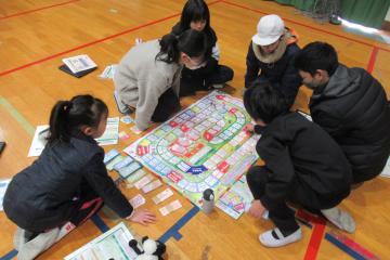 6年生がボードゲームに熱中している様子