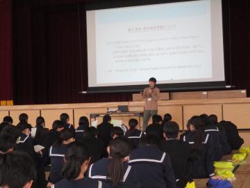 先生と生徒が校外学習の最終打ち合わせをする様子