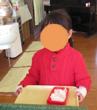 両手でしっかりとおぼんを持つ子ども1