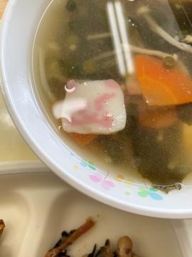 給食のすまし汁に入っている鬼の顔が描かれているかまぼこの写真