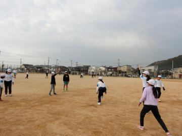 長縄遊びで交流する児童たち