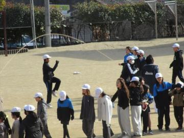 6年生が大縄跳びをしています